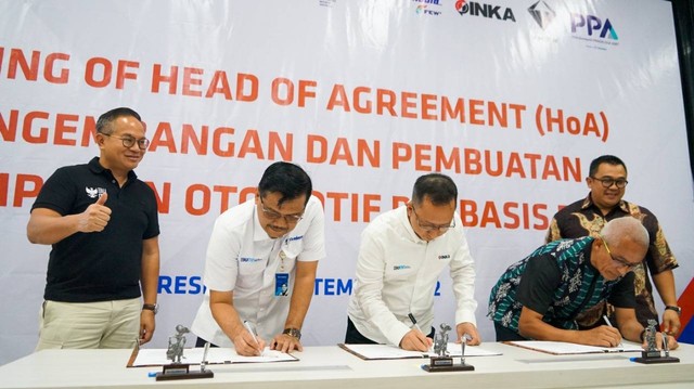 Head of Agreement (HoA) pengembangan komponen kendaraan listrik antara PT Barata Indonesia (Persero), PT Industri Kereta Api (Persero) dan PT VKTR Teknologi Mobilitas (VKTR) di Gresik, Kamis (15/9/2022). Foto: Dok. Barata Indonesia