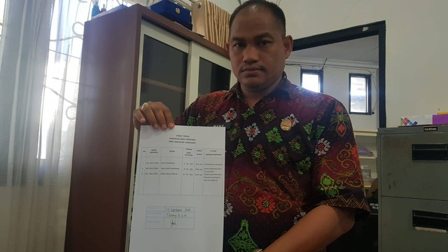 Staf DPRD Indramayu saat menunjukkan bukti ekspedisi surat undangan rapat paripurna DPRD Indramayu yang akan digelar Jumat (16/09/2022). (Tomi Indra)