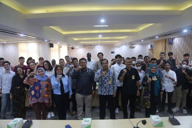 Imigrasi Semarang melakukan foto bersama mahasiswa asing di Universitas Negeri Semarang.