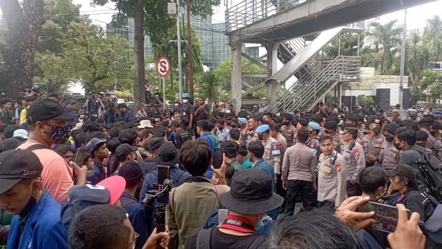 Demo mahasiswa tolak harga BBM di Patung Kuda, Jakarta, Kamis (15/9/2022). Foto: Fadlan/kumparan