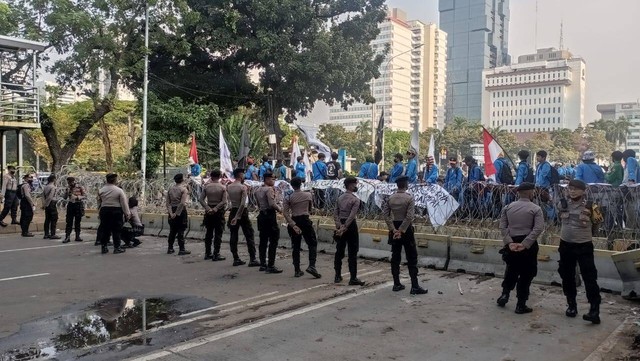 Polisi berjaga saat demo mahasiswa tolak harga BBM di Patung Kuda, Jakarta, Kamis (15/9/2022). Foto: Fadlan/kumparan