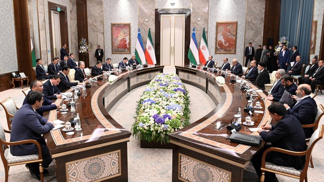 Presiden Uzbekistan Shavkat Mirziyoyev bertemu dengan mitra Iran Ebrahim Raisi menjelang KTT Organisasi Kerjasama Shanghai (SCO) di Samarkand, Uzbekistan, Rabu (14/9/2022). Foto: Foreign Ministry of Uzbekistan/Handout via REUTERS