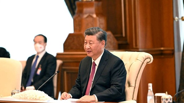 Presiden China Xi Jinping menghadiri pertemuan dengan Presiden Uzbekistan Shavkat Mirziyoyev di sela-sela KTT Organisasi Kerjasama Shanghai (SCO) di Samarkand, Uzbekistan, Kamis (15/9/2022). Foto: Foreign Ministry of Uzbekistan/Handout via REUTERS