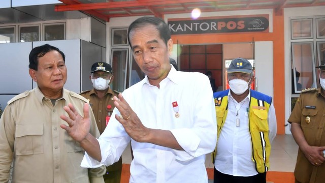 Presiden Jokowi didampingi Menhan Prabowo Subianto usai menyerahkan bansos di Kantor Pos Cabang Pembantu Moa, Maluku Barat Daya, Kamis (15/9/2022). Foto: Rusman/Biro Pers Sekretariat Presiden