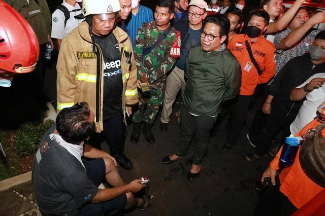 Mendes PDTT Abdul Halim Iskandar meninjau kebakaran lantai 4 Gedung Kemendes PDTT, Kamis (15/9) dini hari. Foto: Dok. Kemendes PDTT