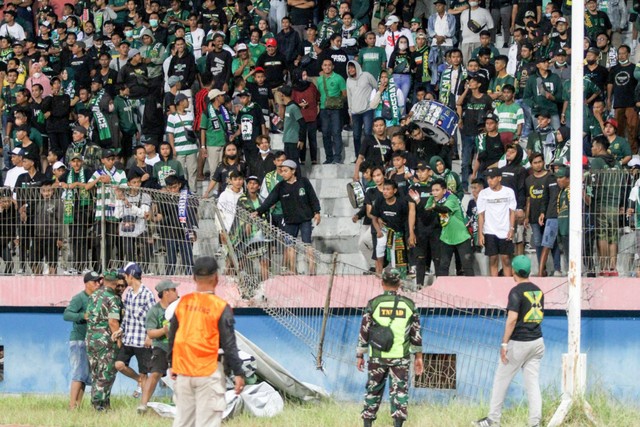 Suporter Persebaya merusak pagar pembatas usai timnya kalah dari Rans Nusantara FC seusai pertandingan Liga 1 di Stadion Gelora Delta Sidoarjo, Jawa Timur, Kamis (15/9/2022). Foto: Umarul Faruq/ANTARA FOTO