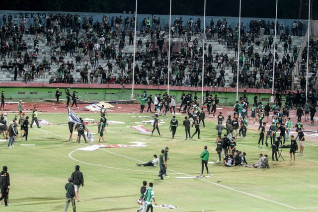 Suporter Persebaya turun ke lapangan usai timnya kalah dari Rans Nusantara FC seusai pertandingan Liga 1 di Stadion Gelora Delta Sidoarjo, Jawa Timur, Kamis (15/9/2022). Foto: Umarul Faruq/ANTARA FOTO