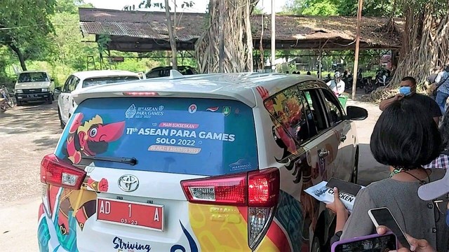 Mobil dinas Wali Kota Solo, Gibran Rakabuming Raka, di kompleks Gedung Wayang Orang (GWO) Sriwedari, Solo, Kamis (15/09/2022). FOTO: Fernando Fitusia