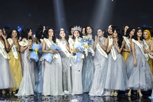 Miss Indonesia 2022 Audrey Vanessa (tengah) bersama sejumlah finalis usai dinobatkan sebagai Miss Indonesia 2022 saat malam puncak "Miss Indonesia 2022" di Jakarta, Kamis (15/9/2022). Foto: Galih Pradipta/ANTARA FOTO