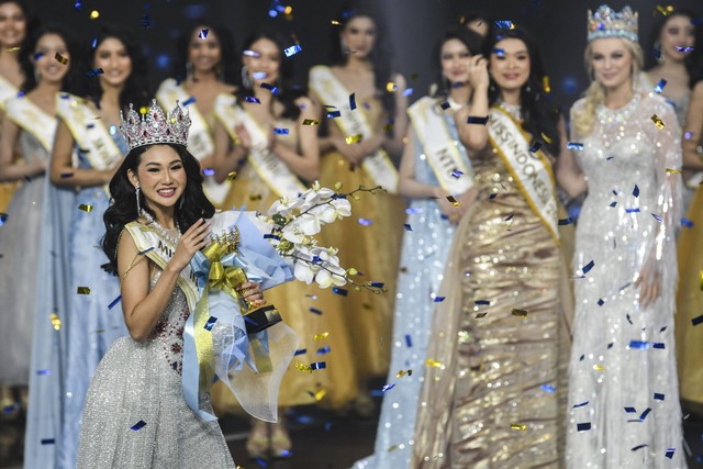 Miss Indonesia 2022 Audrey Vanessa (kiri) menyapa penonton usai dinobatkan sebagai Miss Indonesia 2022 saat malam puncak "Miss Indonesia 2022" di Jakarta, Kamis (15/9/2022). Foto: Galih Pradipta/ANTARA FOTO