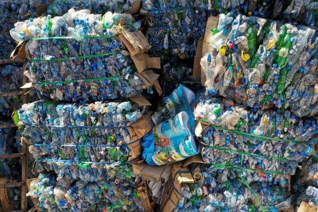 Sampah plastik menumpuk di fasilitas pemilahan dan daur ulang Lebanon Waste Management di Bauchrieh, Lebanon. Foto: Issam Abdallah/REUTERS
