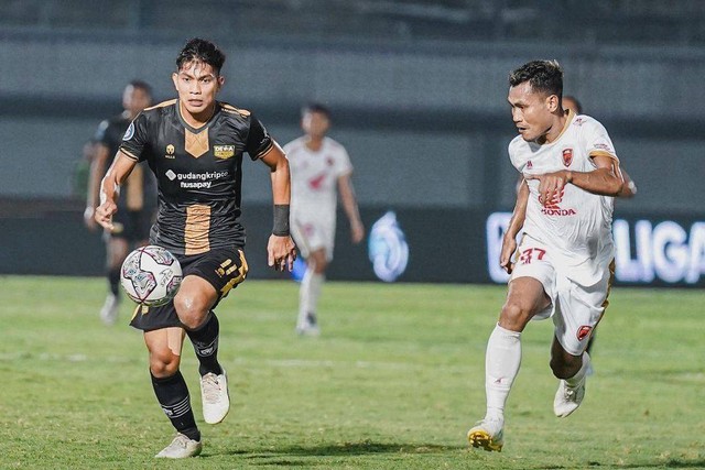 Dewa United melawan PSM Makassarpada lanjutan BRI Liga 1 di Stadion Indomilk Arena, Tangerang, Banten, Kamis (15/9/2022).  Foto: Instagram/@dewaunitedfc