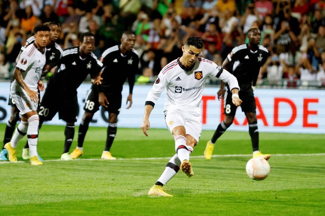 Pemain Manchester United Cristiano Ronaldo mencetak gol ke gawang Sheriff Tiraspol pada pertandingan Grup E Liga Europa di Stadion Zimbru, Chisinau, Moldova. Foto: Peter Cziborra/REUTERS