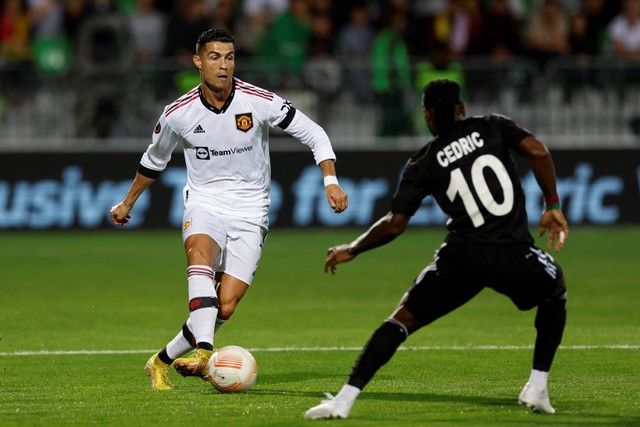 Pemain Manchester United Cristiano Ronaldo berusaha melewati pemain Sheriff Tiraspol pada pertandingan Grup E Liga Europa di Stadion Zimbru, Chisinau, Moldova. Foto: Peter Cziborra/REUTERS