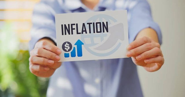 Ilustrasi inflasi yang berdampak pada keuangan masyarakat. Foto: aslysun/Shutterstock
