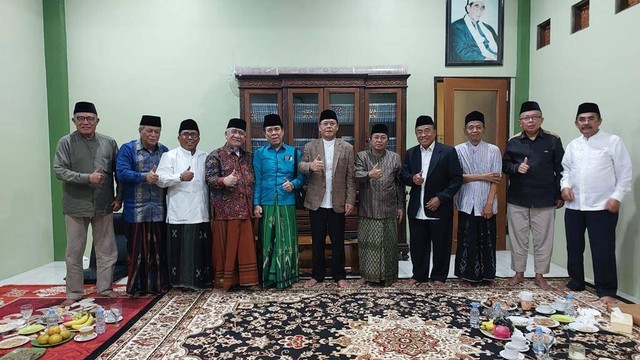 Plt Ketua Umum Partai Persatuan Pembangunan (PPP) Mardiono sowan ke Pondok Pesantren (Ponpes) Kempek di Cirebon, Jawa Barat, milik Ketua Majelis Syariah KH Mustofa Aqil Siradj. Foto: Dok. Istimewa