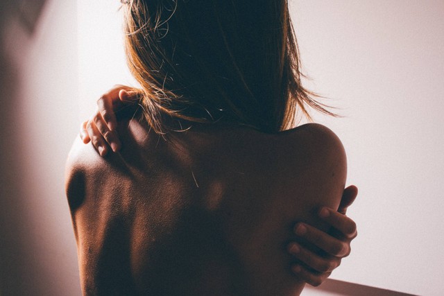 Ilustrasi scabies adalah penyakit kulit yang dapat menyerang area tubuh mana pun pada orang dewasa. Foto: Unsplash