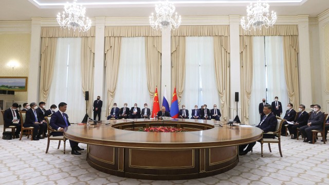 Presiden China Xi Jinping (kanan), Presiden Rusia Vladimir Putin (tengah), dan Presiden Mongolia Ukhnaa Khurelsukh mengadakan pertemuan trilateral di sela-sela pertemuan puncak para pemimpin Organisasi Kerjasama Shanghai (SCO) di Samarkand pada 15/9. Foto: Alexandr Demyanchuk / SPUTNIK / AFP