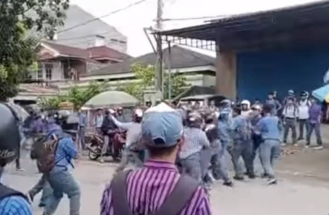 Tangkapan layar video amatir aksi pengeroyokan pelajar di Baubau yang terjadi pada Kamis (15/09) kemarin di dekat SMA Negeri 2 Baubau. Foto: Istimewa