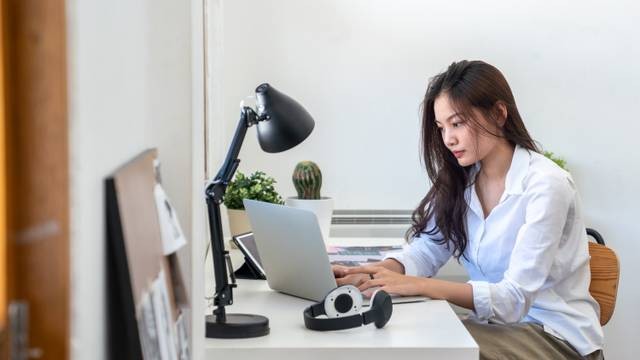 Ilustrasi perempuan WFH. Foto: Shutter Stock