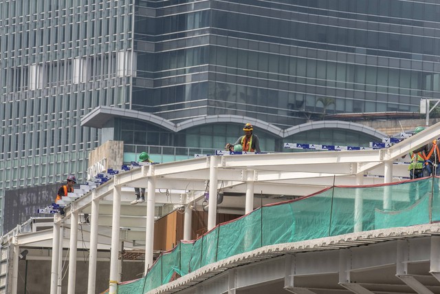 Pekerja menyelesaikan proyek revitalisasi Halte Transjakarta di Kawasan Bundaran HI, Jakarta Pusat, Jumat (16/9/2022).  Foto: Muhammad Adimaja/Antara Foto