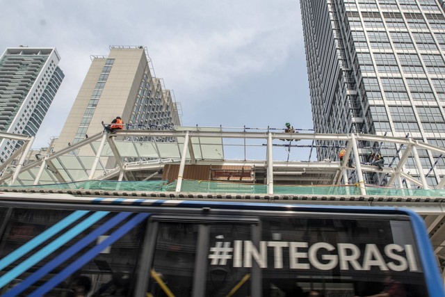 Pekerja menyelesaikan proyek revitalisasi Halte Transjakarta di Kawasan Bundaran HI, Jakarta Pusat, Jumat (16/9/2022). Foto: Muhammad Adimaja/Antara Foto