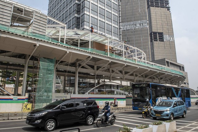 Pekerja menyelesaikan proyek revitalisasi Halte Transjakarta di Kawasan Bundaran HI, Jakarta Pusat, Jumat (16/9/2022).  Foto: Muhammad Adimaja/Antara Foto