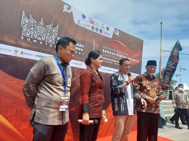 Menparekraf Sandiaga Uno ketika memberikan keterangan pers dalam acara Gerakan Nasional Bangga Buatan Indonesia, Padang, Jumat (16/9/2022). Foto: Ariyanti