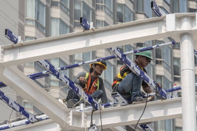 Pekerja menyelesaikan proyek revitalisasi Halte Transjakarta di Kawasan Bundaran HI, Jakarta Pusat, Jumat (16/9/2022).  Foto: Muhammad Adimaja/Antara Foto