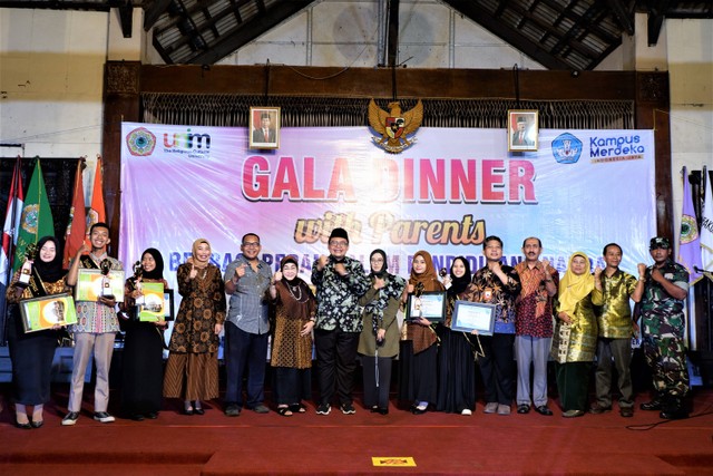 Foto bersama UNIM Gala Dinner with Parents. dok