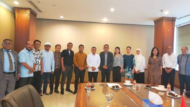 Wali Kota Palu Hadianto Rasyid didampingi sejumlah pejabat di lingkup Pemerintah Kota Palu mengikuti rapat koordinasi bersama Nusantara Halid Holding Group NH Internasional PTE LTD Singapore, pada Kamis, (15/9), di Jakarta. Foto: Dok. Pemkot Palu