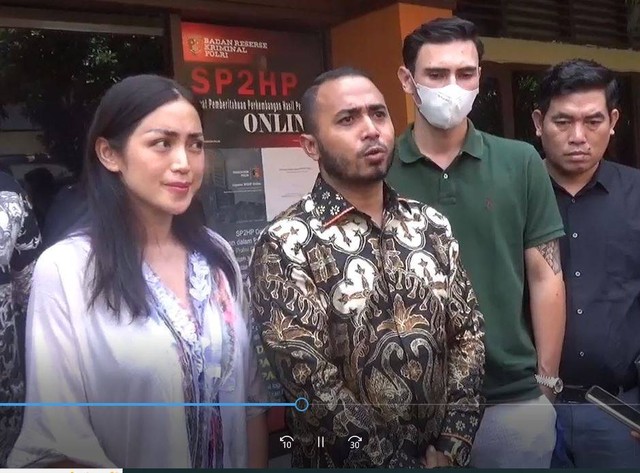 Jessica Iskandar bersama pengacara dan suaminya - IST
