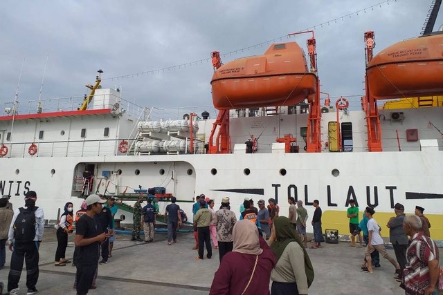 Kapal Sabuk Nusantara 91 terbakar di Perairan Masalembu, Sumenep, Jumat (16/9/2022). Foto: Dok. Basarnas Surabaya