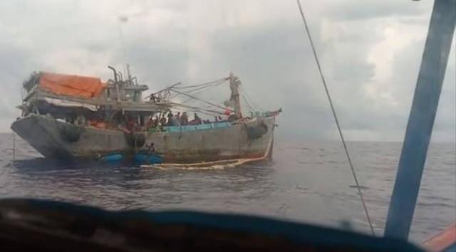 Kapal ikan nelayan asing sedang pesta pora mengeruk ikan di laut Natuna. (Foto: Dok. nelayan tradisional Natuna)