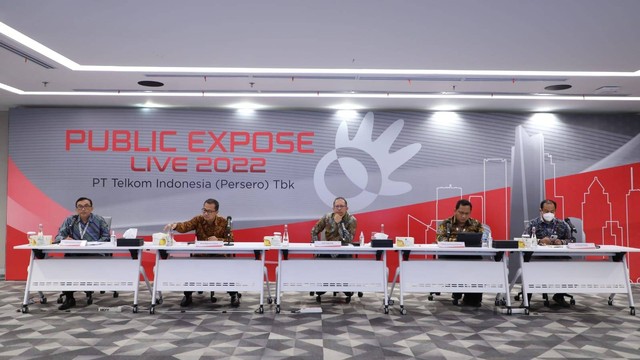 Narasumber press conference Public Expose Live 2022 Direktur Keuangan dan Manajemen Risiko Telkom Heri Supriadi (tengah), Direktur Strategic Portfolio Telkom Budi Setyawan Wijaya (kedua dari kiri), VP Financial Planning and Analysis Telkomsel Aditya Yulid Sriyadi Raharja (paling kanan), dan PGS VP Investor Relations Telkom Achmad Faisal (kedua dari kanan), serta VP Corporate Communication Telkom Andri Herawan Sasoko yang bertindak sebagai moderator saat sesi Live, Jumat (15/9). Foto: dok. Telkom