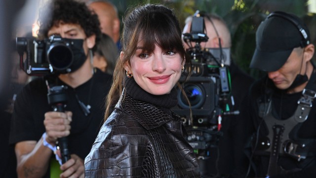 Anne Hathaway menghadiri peragaan busana Michael Kors selama New York Fashion week di New York pada 14 September 2022. Foto: Angela Weiss/AFP