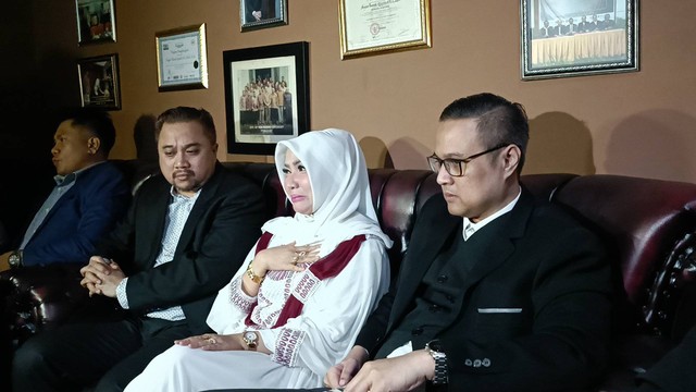 Roro Fitria dan Tim Kuasa Hukum, konferensi pers soal gugatan cerai, kawasan Cikini, Jakarta Pusat, Jumat (16/9/2022). Foto: Giovanni/kumparan