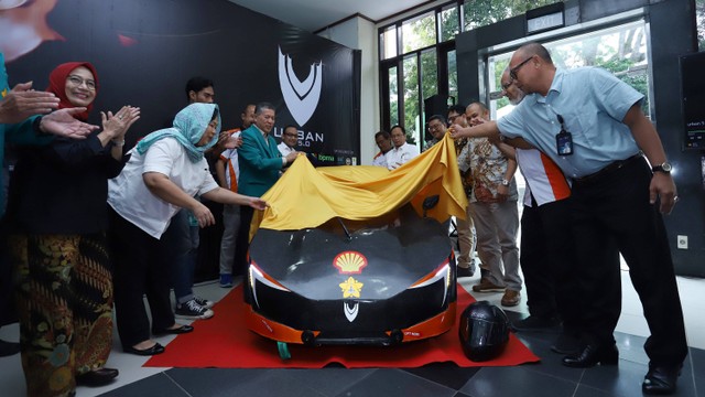Peluncuran mobil listrik Urban R5.0 karya mahasiswa Fakultas Teknik Universitas Syiah Kuala (USK) yang tergabung dalam Tim Malem Diwa, Jumat (16/9/2022). Foto: Dok. USK