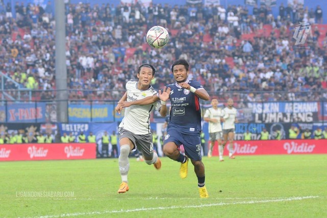 Pemain Persib, Henhen Herdiana; dan pemain Arema FC, Ilham Udin Armayn. Foto: Liga Indonesia Baru