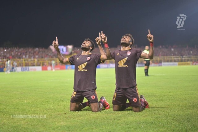 Pemain PSM, Yakob dan Yance Sayuri. Foto: Liga Indonesia Baru