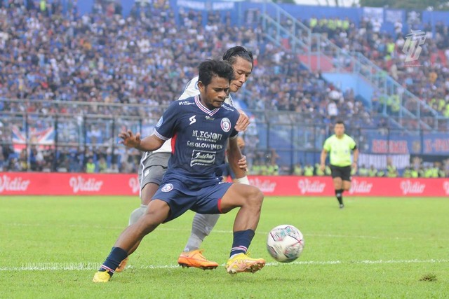 Pemain Persib, Henhen Herdiana; dan pemain Arema FC, Ilham Udin Armayn. Foto: Liga Indonesia Baru