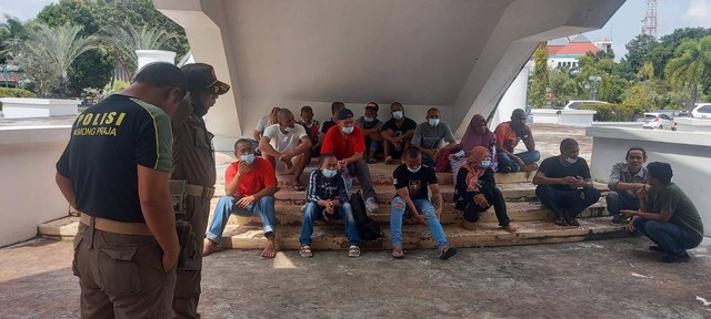 36 orang pekerja migran indonesia duduk di depan kantor DPRD Batam. Foto: Rega/kepripedia.com