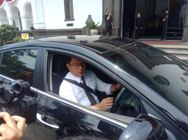 Ridwan Kamil saat mengendarai mobil listriknya ke Gedung Sate. (Dok Arif Ma'arif)