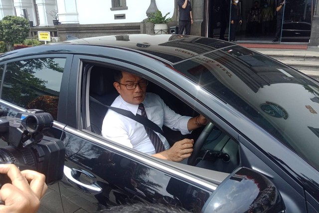 Ridwan Kamil saat mengendarai mobil listriknya ke Gedung Sate, Bandung, Jawa Barat, Jumat (16/9/2022). Foto: Arif Ma'arif/kumparan