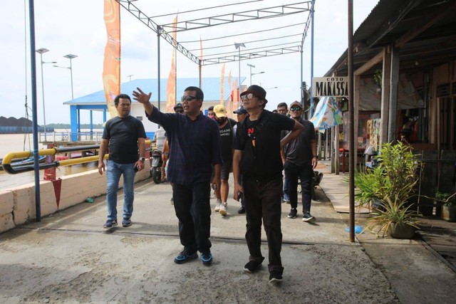 Bongky BIP (kanan) mengunjungi lokasi Kenduri Lawang Swarnabumi 2022 di Jambi. (Foto: Jambikita)