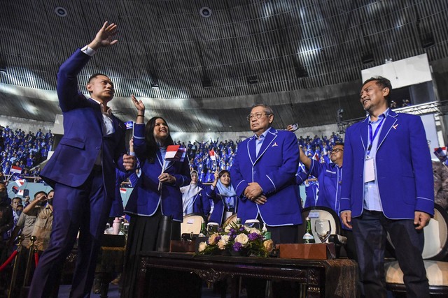 Ketua Umum Partai Demokrat Agus Harimurti Yudhoyono (AHY) bersama istri Annisa Pohan disaksikan Presiden keenam yang juga Ketua Majelis Tinggi Partai Demokrat Susilo Bambang Yudhoyono dan Sekretaris Majelis Tinggi Andi Mallarangeng Foto: Hafidz Mubarak A/Antara Foto