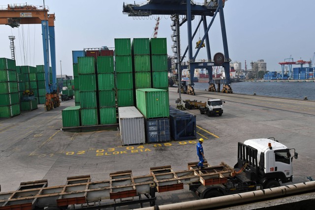 Aktivitas bongkar muat kontainer berlangsung di Pelabuhan Tanjung Priok, Jakarta, Jumat (16/9/2022). Foto: Aditya Pradana Putra/Antara Foto