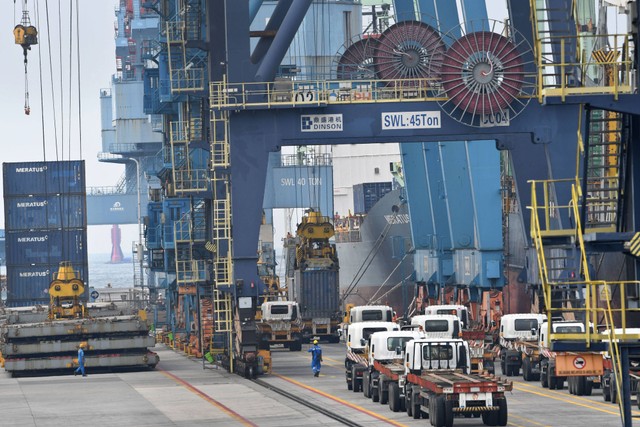 Aktivitas bongkar muat kontainer berlangsung di Pelabuhan Tanjung Priok, Jakarta, Jumat (16/9/2022). Foto: Aditya Pradana Putra/Antara Foto