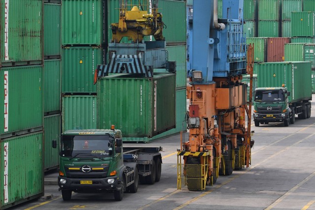 Aktivitas bongkar muat kontainer berlangsung di Pelabuhan Tanjung Priok, Jakarta, Jumat (16/9/2022). Foto: Aditya Pradana Putra/Antara Foto