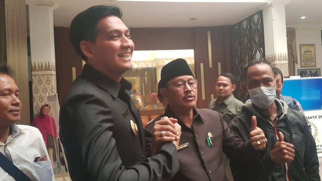 Wakil Bupati Indramayu, Lucky Hakim dan Ketua DPRD Indramayu, H. Syaefudin, S.H usai rapat Paripurna di gedung DPRD Indramayu, Jumat, (16/9/2022). (Tomi Indra).